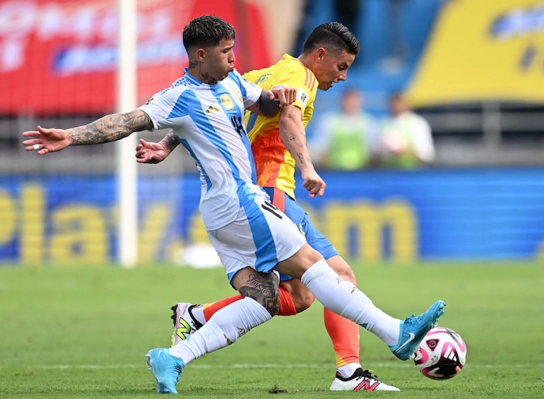 James Rodríguez, jugador de Colombia, pelea por el balón en el partido frente a Argentina por la octava fecha de las Eliminatorias Sudamericanas 2026 en el estadio Metropolitano, en Barranquilla, Colombia. 