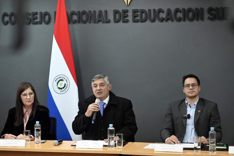 El ministro de Educación, Luis Ramírez, el viceministro de Educación Superior,  Federico Mora y la doctora Sandra Ocampos, durante una conferencia de prensa en el  Cones.