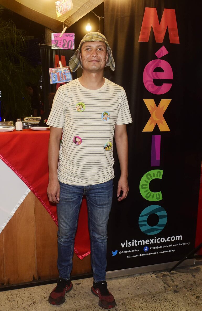 En el stand de la Embajada de México "Antojitos mexicanos" estaba Joaquín Martínez representando al famoso Chavo del 8.