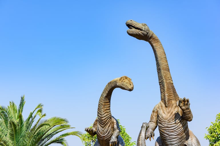 Esculturas de dinosaurios al aire libre en el Parque Valle Mundial de los Dinosaurios de Lufeng, Yunnan, China. Imagen ilustrativa.