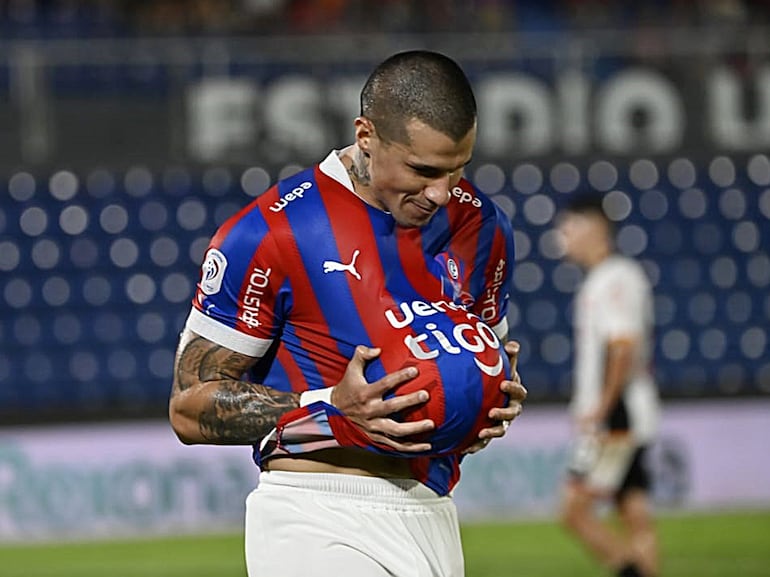 Alan Benítez, jugador de Cerro Porteño, celebra un gol en el partido frente contra General Caballero de Juan León Mallorquín por la jornada 15 del torneo Apertura 2024 del fútbol paraguayo en el estadio Defensores del Chaco, en Asunción.