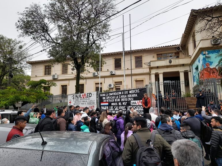 Manifestación de médicos del Sinamed en reclamo al pago de haberes adeudados.