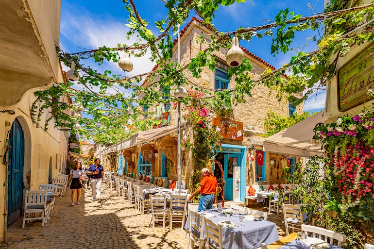 Callejuela de Turquía visitada por turistas, a mediodía.