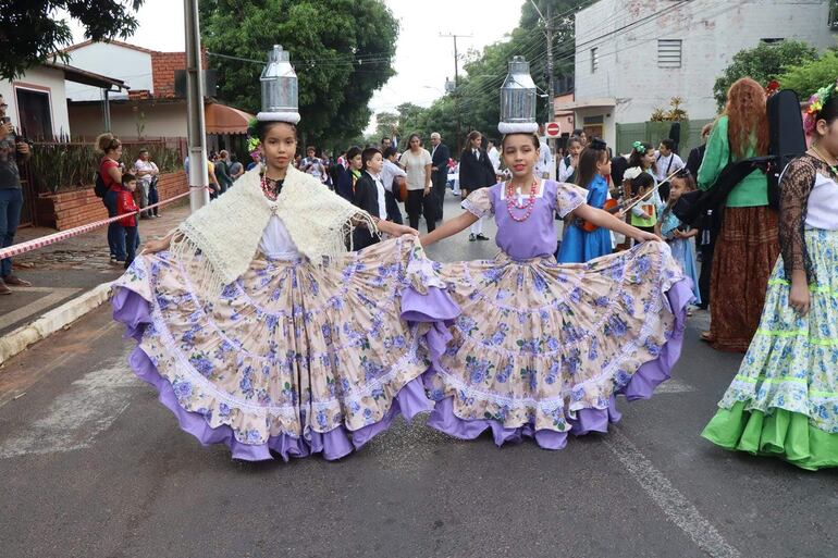 Bullicio y algarabía en el microcentro de Villa Elisa durante un emotivo desfile frente a la municipalidad.