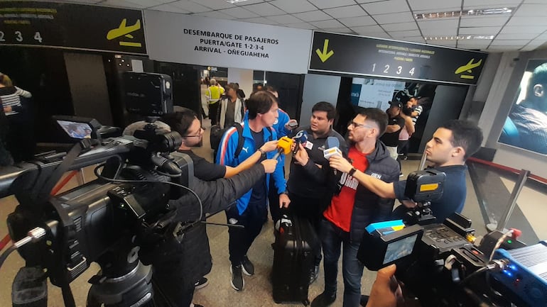 El argentino Daniel Garnero, entrenador de la selección de Paraguay, conversa con los medios a la llegada al Aeropuerto Internacional Silvio Pettirossi, en Luque.