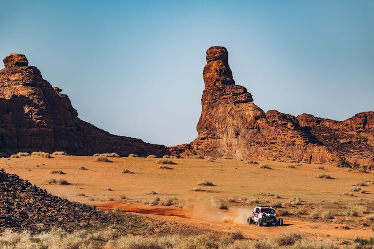 Una postal del Dakar 2024: Óscar Santos Peralta y Lourival Roldán, en el desierto de Arabia Saudí durante la etapa de ayer.