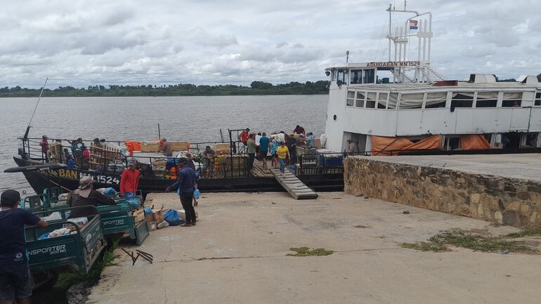 La lancha Aquidabán para en cada puerto para bajar mercaderías y pasajeros por unas horas, tiempo suficiente para bajar y visitar algunos sitios de la comunidad.