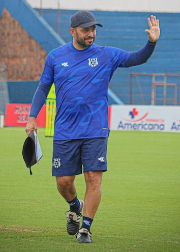 Felipe Ariel Giménez (43), “Felipep”, entrenador del 2 de Mayo.