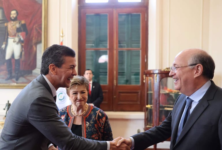 El presidente de la República, Santiago Peña, saluda al titular del BID, Ilan Goldfajn. A su lado, la directora gerente del FMI, Kristalina Georgieva.