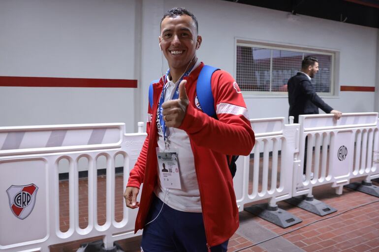 Alejandro Romero Gamarra, jugador de la selección paraguaya, llegando al estadio Monumental.