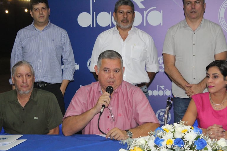 Raúl Bernardino González (28/11/1967), nuevo presidente de Sol de América, dirigiéndose a los presentes durante el acto asambleario.