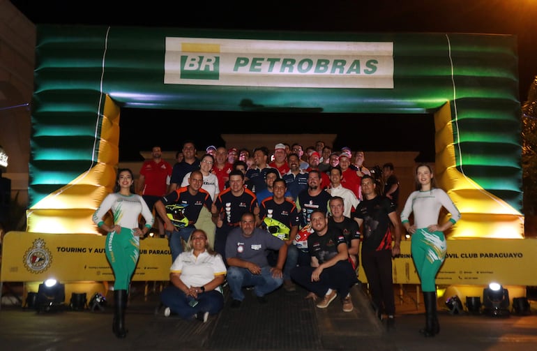 Pilotos y organizadores agrupados para la foto ayer previo a la partida simbólica.