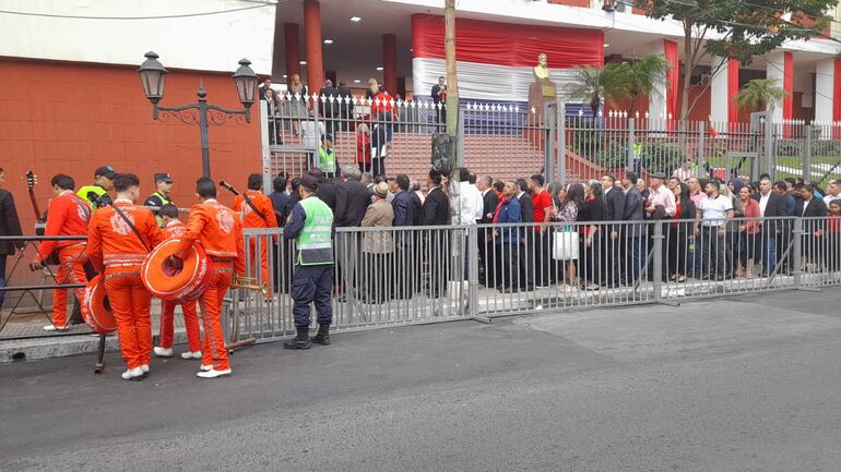 Los preparativos y las personas acercándose a la ANR para el cumpleaños de Horacio Cartes.