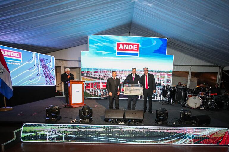 El presidente de la República, Mario Abdo, participó del acto de inauguración de la subestación Yguazú. En la foto con el presidente de la ANDE, Ing. Félix Sosa y con el gerente técnico, Ing. Miguel Báez.