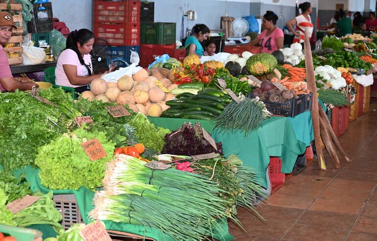 Una gran variedad de frutas y verduras están disponibles en la feria. 