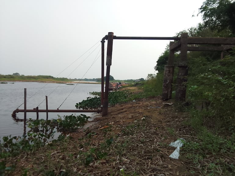 La junta de saneamiento actualmente está utilizando  agua estancada debido al cierre del caudal de abastecimiento del río Paraguay