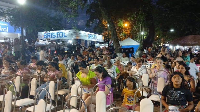 Una importante cantidad de personas participó de la inauguración de la escultura de la Virgen de Caacupé, que mide 12 metros.