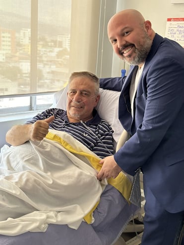 Almeida con Miguel Loor, presidente de la Liga Profesional de fútbol de Ecuador.