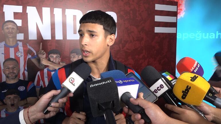 Luca Kmet, jugador de la selección paraguaya, conversa con los medios al aterrizar en el Aeropuerto Internacional Silvio Pettirossi, en Luque, Paraguay.