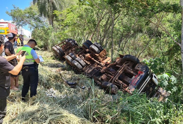 El camión cargado con 30 toneladas de fertilizantes volcó en el predio de la ANNP.