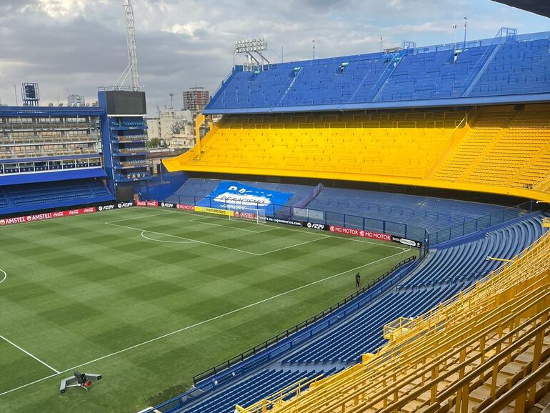 La Bombonera con la bandera contra el racismo en una tribuna.