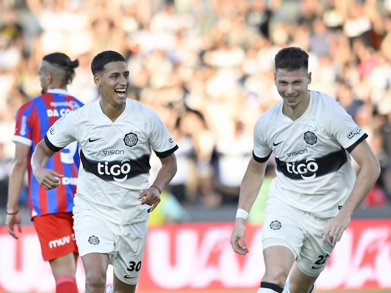 Manuel Capasso (d), jugador de Olimpia, celebra un gol en el partido frente a Cerro Porteño por el superclásico del fútbol paraguayo.