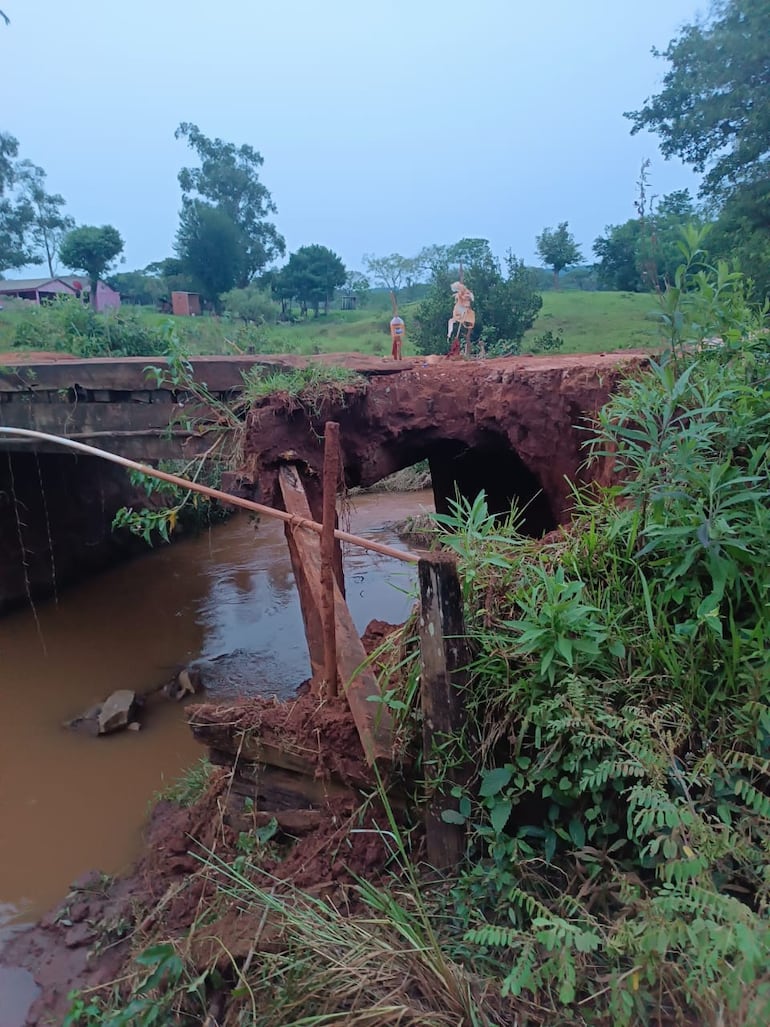 Una imagen que muestra la grave situación del puente sobre el arroyo Moroti de Abai.
