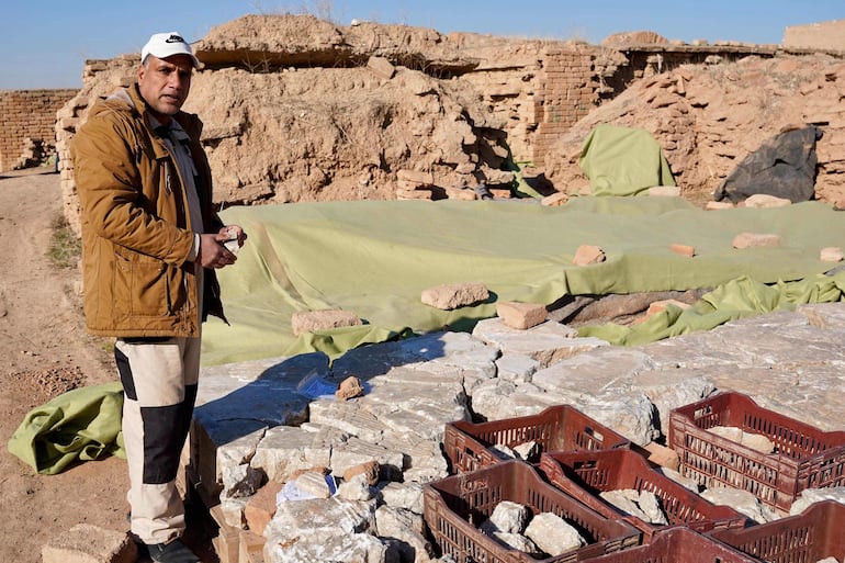 Un experto en arqueología cataloga artefactos arqueológicos destruidos en el sitio arqueológico de Nimrud, al sur de Mosul.
