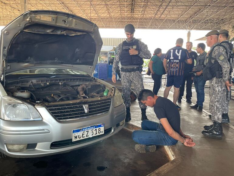 El compatriota quedó detenido tras el hallazgo de los fusiles en su vehículo.