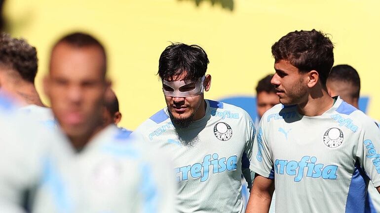 El paraguayo Gustavo Gómez (c), futbolista del Palmeiras, entrena con un protector en la víspera del partido contra Cerro Porteño por la Copa Libertadores.