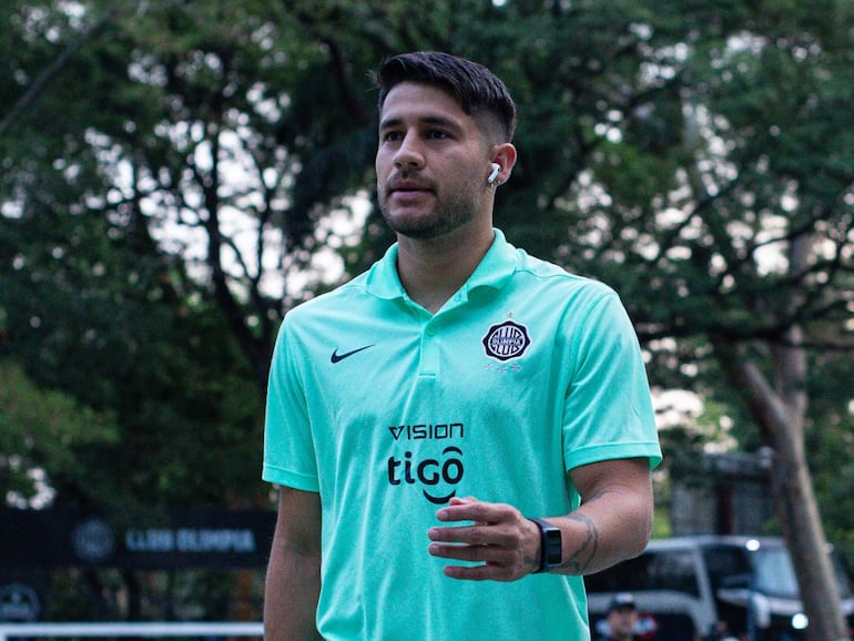 Iván Torres, jugador de Olimpia, llegando al estadio Manuel Ferreira para un partido por el fútbol paraguayo.