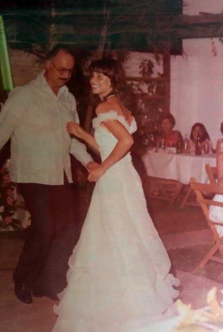 Anastasio Somoza Debayle fue el único invitado que danzó el vals de las debutantes con la homenajeada.