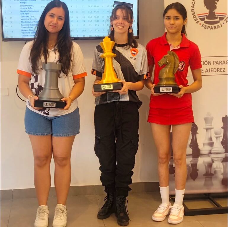 La campeona nacional Helen Montiel en el centro, flanqueada por Paula Oviedo (i) y Yanina Vera.