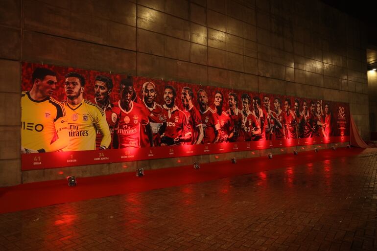 Óscar Cardozo fue homenajeado por el Benfica de Portugal en el aniversario número 20 del estadio Da Luz.