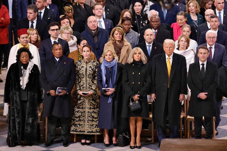 El presidente paraguayo, Santiago Peña (tercera fila, arriba a la derecha) durante la reapertura de la Catedral de Notre Dame, en París.