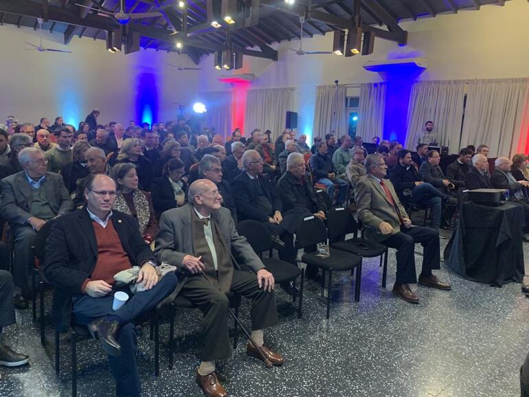 Vista de los particiantes del acto de presentación de libro de Wasmosy sobre Itaipú, en el Centro Paraguayo de Ingenieros.