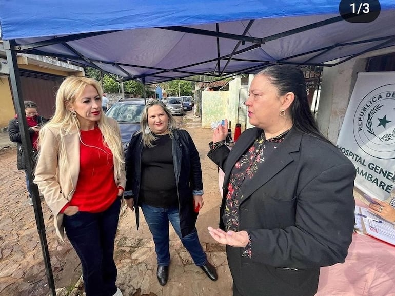 Ciudadanos denuncian que directora del Hospital de Lambaré, Griselda Meza, realiza campaña con concejal de Lambaré, Carol Rodríguez, mientras centro asistencial es rodeado de basura.