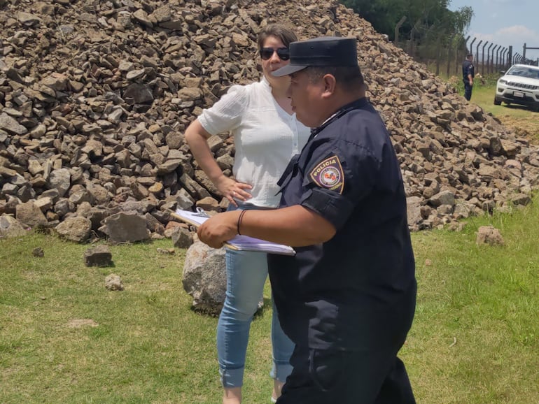 Un uniformado de la Policía Nacional tomando la denuncia.