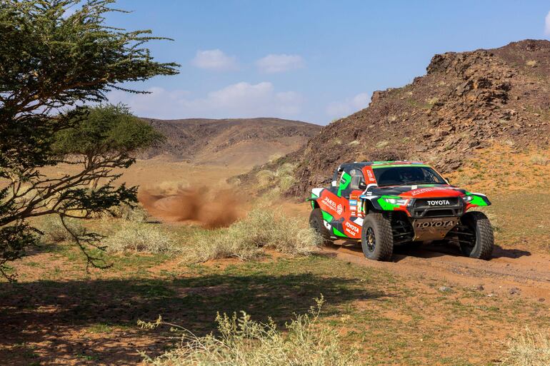 Yazeed Al-Rajhi y Timo Gottschalk, con su Toyota Hilux, pasaron al frente y lideran en Coches.