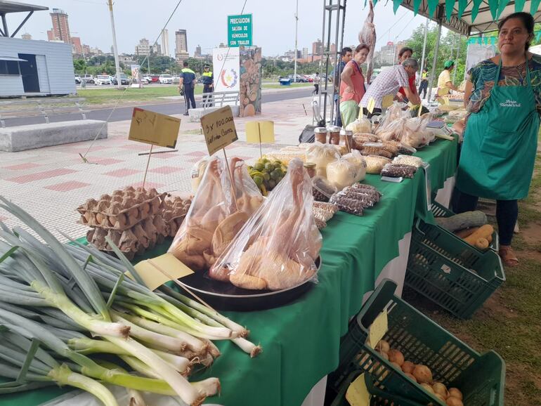 Ofertas de Navidad en al gran feria de la agricultura familiar llevada a cabo en la Costanera de Asunción.