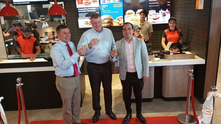 Ing. Luis Alberto Pettengill Vacca, Miguel Brunotte y Horacio Fernández brindan por la apertura de McDonald's, en Itauguá.
