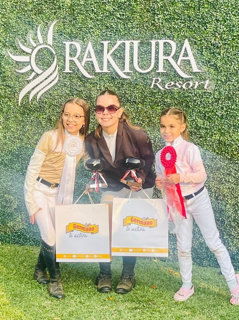 Abril Díaz Portela fue campeona en 1.00 metro, junto a las pequeñas Hilary (i) y Grace Hicks, todas del Rakiura.