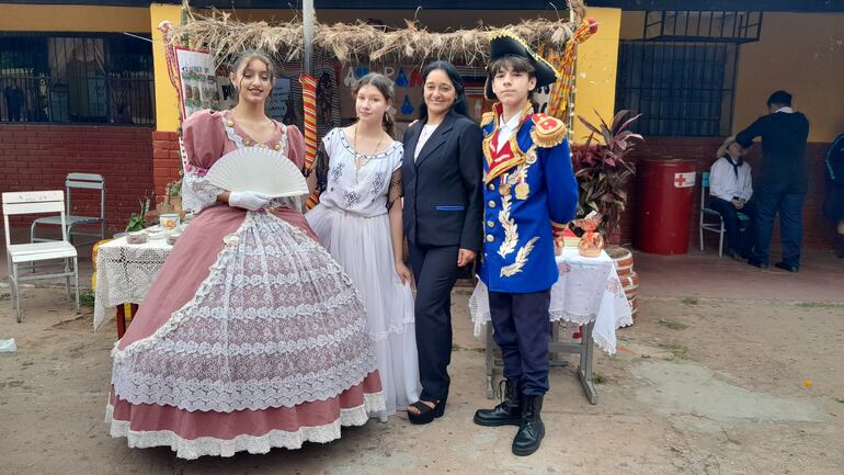 El vestuario de la época colonial fue atracción durante el festejo por el Día del Folclore en la escuela Acosta Ñu de San Antonio.