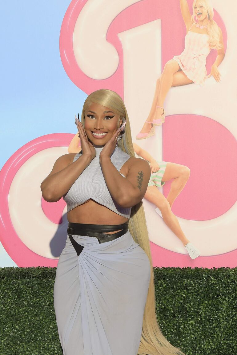 Nicki Minaj llegó con un look de dos piezas al estreno de Barbie en Los Ángeles. (EFE/EPA/NINA PROMMER)
