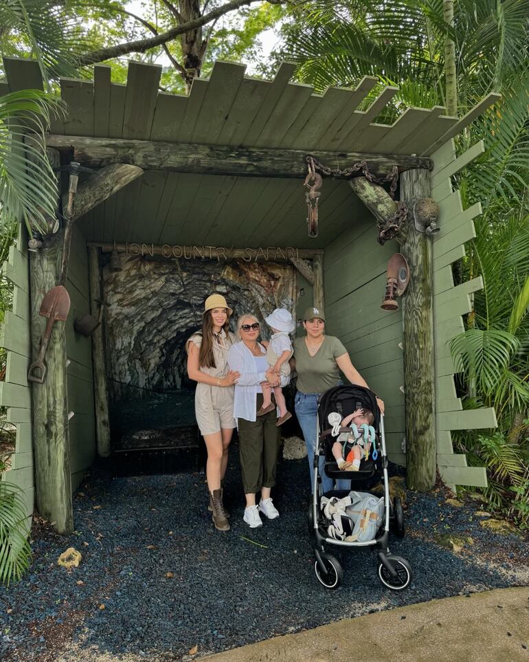 ¡Safari en familia! Nadia, Ludy y Eli Ferreira con los pequeños Marquito y Maxi. 
(Instagram/Ludy Ferreira)