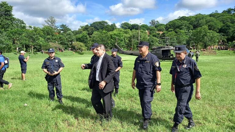 Obispo de Caacupé Monseñor Ricardo Valenzuela, al llegar al helipuerto.