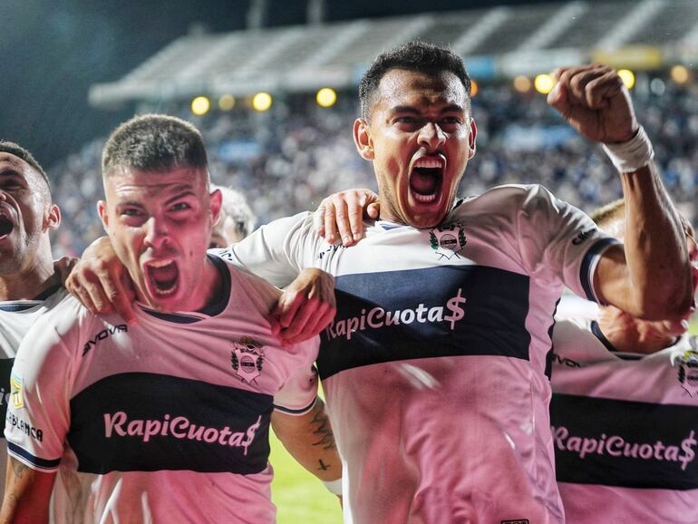 El paraguayo Cristian Colmán (d), futbolista de Gimnasia y Esgrima La Plata, celebra un tanto en el partido ante Huracán por la quinta jornada de la Copa de la Liga Profesional en el estadio El Bosque, en La Plata, Argentina.