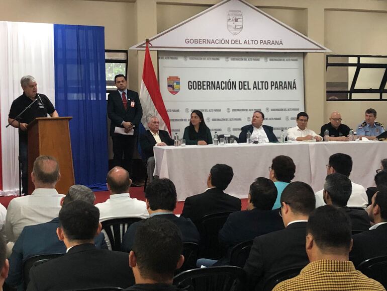 El ministro del Interior durante su discurso en la Gobernación de Alto Paraná.