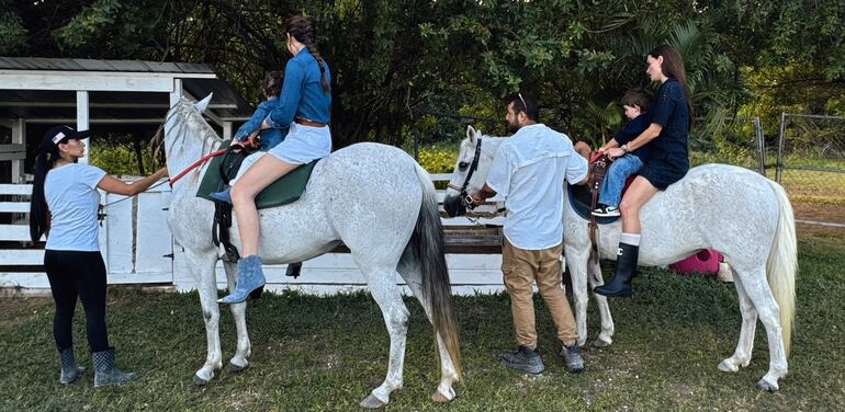 Nadia Ferreira con Marquito y Stephi Stegman con Bruno pasearon a caballo en Miami.