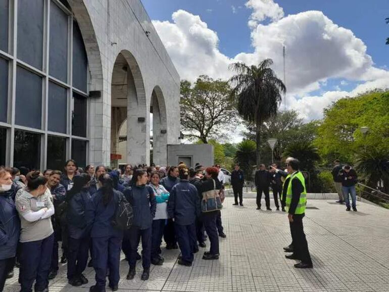 Imagen de archivo de la evacuación del Palacio de Justicia luego de que un exjuez realizara una amenaza de bomba en noviembre del 2023.